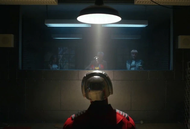 Промо-кадр из 1 серии 2 сезона сериала Миротворец 2022г